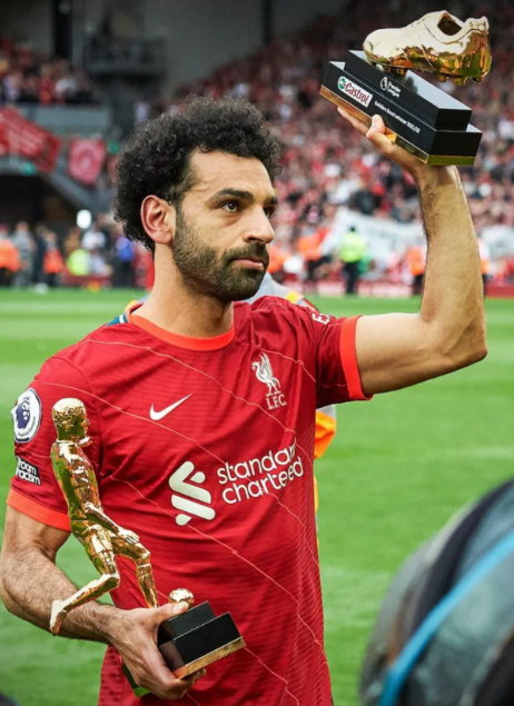 12月26日消息,利物浦足球俱乐部的知名球星萨拉赫在社交媒体平台上分享了一张圣诞树的照片,此动态一经发布,其评论区瞬间呈现出两种截然不同的态度,引发了广泛关注与热烈讨论。其中,不少穆斯林球迷对萨拉赫的这一行为表达了严厉的抨击,与此同时,也有众多球迷站出来对他表示支持。 萨拉赫有着在圣诞节期间分享带有家庭元素照片的习惯,这一行为已经持续多年。今年,他分享的照片内容是11岁的女儿Makka和5岁的女儿Kayan坐在圣诞树前的温馨场景,并且配上了简短的文字&ldquo;圣诞快乐&rdquo;。然而,就是这看似平常的简短文字,却在社交媒体领域掀起了一场不小的&ldquo;风暴&rdquo;。 一位穆斯林球迷在评论区留言道：&ldquo;在我的认知里,我一直觉得你不会去庆祝这个节日,毕竟在我们的宗教信仰里,这是被明确禁止的行为。&rdquo;另一位自称曼城球迷的评论者则表示：&ldquo;我原本十分喜爱萨拉赫,甚至将你视为我的偶像。虽然你从未为曼城效力过,但你的球技和拼搏精神一直激励着我。可是,当我看到这条动态后,我不再把你当作我的偶像了,你真的伤了我的心。要是你不删掉这条动态,我会立刻取消对你的关注。&rdquo; 还有部分穆斯林球迷言辞更为激烈,他们称：&ldquo;你身为一名穆斯林,就应该时刻尊重自己的宗教信仰和传统文化&hellip;&hellip;你这样的行为向数百万人传递了怎样的信息？&rdquo;不过,也有一些球迷持有不同的观点。有球迷认为：&ldquo;倘若我们能够以包容的心态去容忍彼此之间存在的分歧,那么这个世界必然会变得更加美好。&rdquo;另一位球迷也评论道：&ldquo;尊重是相互的,即便萨拉赫正在参加非洲杯足球赛,这也不影响他分享爱与温暖。毕竟,人性是超越一切的,圣诞快乐。&rdquo;