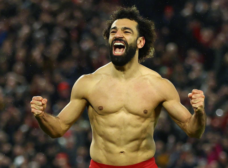 12月26日消息,利物浦足球俱乐部的知名球星萨拉赫在社交媒体平台上分享了一张圣诞树的照片,此动态一经发布,其评论区瞬间呈现出两种截然不同的态度,引发了广泛关注与热烈讨论。其中,不少穆斯林球迷对萨拉赫的这一行为表达了严厉的抨击,与此同时,也有众多球迷站出来对他表示支持。 萨拉赫有着在圣诞节期间分享带有家庭元素照片的习惯,这一行为已经持续多年。今年,他分享的照片内容是11岁的女儿Makka和5岁的女儿Kayan坐在圣诞树前的温馨场景,并且配上了简短的文字&ldquo;圣诞快乐&rdquo;。然而,就是这看似平常的简短文字,却在社交媒体领域掀起了一场不小的&ldquo;风暴&rdquo;。 一位穆斯林球迷在评论区留言道：&ldquo;在我的认知里,我一直觉得你不会去庆祝这个节日,毕竟在我们的宗教信仰里,这是被明确禁止的行为。&rdquo;另一位自称曼城球迷的评论者则表示：&ldquo;我原本十分喜爱萨拉赫,甚至将你视为我的偶像。虽然你从未为曼城效力过,但你的球技和拼搏精神一直激励着我。可是,当我看到这条动态后,我不再把你当作我的偶像了,你真的伤了我的心。要是你不删掉这条动态,我会立刻取消对你的关注。&rdquo; 还有部分穆斯林球迷言辞更为激烈,他们称：&ldquo;你身为一名穆斯林,就应该时刻尊重自己的宗教信仰和传统文化&hellip;&hellip;你这样的行为向数百万人传递了怎样的信息？&rdquo;不过,也有一些球迷持有不同的观点。有球迷认为：&ldquo;倘若我们能够以包容的心态去容忍彼此之间存在的分歧,那么这个世界必然会变得更加美好。&rdquo;另一位球迷也评论道：&ldquo;尊重是相互的,即便萨拉赫正在参加非洲杯足球赛,这也不影响他分享爱与温暖。毕竟,人性是超越一切的,圣诞快乐。&rdquo;